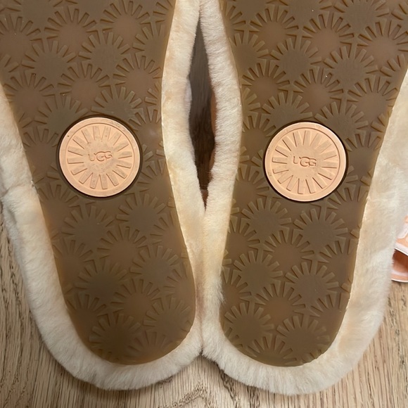 ♻️DONATED DEC. 2023♻️ 
NEW Ugg Fluff Yeah Slides in baby peach size 7 - Picture 8 of 12